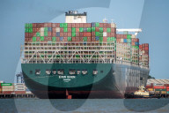 NEWS - Nach Blockade des Suez-Kanals: Containerfrachter "Ever Given" macht im Hafen von Felixstowe fest