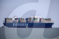 NEWS - Nach Blockade des Suez-Kanals: Containerfrachter "Ever Given" macht im Hafen von Felixstowe fest