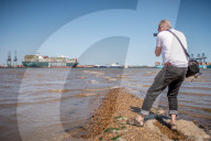 NEWS - Nach Blockade des Suez-Kanals: Containerfrachter "Ever Given" macht im Hafen von Felixstowe fest