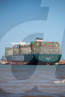 NEWS - Nach Blockade des Suez-Kanals: Containerfrachter "Ever Given" macht im Hafen von Felixstowe fest