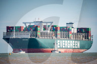 NEWS - Nach Blockade des Suez-Kanals: Containerfrachter "Ever Given" macht im Hafen von Felixstowe fest