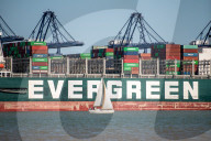 NEWS - Nach Blockade des Suez-Kanals: Containerfrachter "Ever Given" macht im Hafen von Felixstowe fest