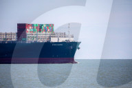 NEWS - Nach Blockade des Suez-Kanals: Containerfrachter "Ever Given" macht im Hafen von Felixstowe fest