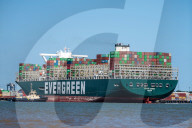 NEWS - Nach Blockade des Suez-Kanals: Containerfrachter "Ever Given" macht im Hafen von Felixstowe fest