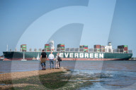NEWS - Nach Blockade des Suez-Kanals: Containerfrachter "Ever Given" macht im Hafen von Felixstowe fest