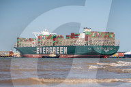 NEWS - Nach Blockade des Suez-Kanals: Containerfrachter "Ever Given" macht im Hafen von Felixstowe fest