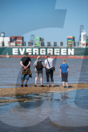 NEWS - Nach Blockade des Suez-Kanals: Containerfrachter "Ever Given" macht im Hafen von Felixstowe fest
