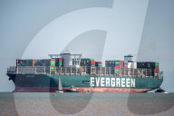 NEWS - Nach Blockade des Suez-Kanals: Containerfrachter "Ever Given" macht im Hafen von Felixstowe fest