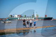 NEWS - Nach Blockade des Suez-Kanals: Containerfrachter "Ever Given" macht im Hafen von Felixstowe fest