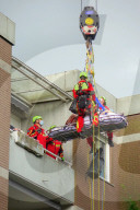 NEWS -  Hamburg: Überschwere Person mit dem Feuerwehrkran und den Höhenrettern aus einem Hochhaus geholt