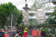 NEWS -  Hamburg: Überschwere Person mit dem Feuerwehrkran und den Höhenrettern aus einem Hochhaus geholt