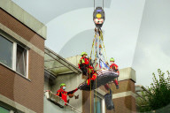 NEWS -  Hamburg: Überschwere Person mit dem Feuerwehrkran und den Höhenrettern aus einem Hochhaus geholt