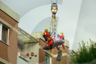 NEWS -  Hamburg: Überschwere Person mit dem Feuerwehrkran und den Höhenrettern aus einem Hochhaus geholt