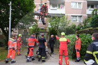 NEWS -  Hamburg: Überschwere Person mit dem Feuerwehrkran und den Höhenrettern aus einem Hochhaus geholt
