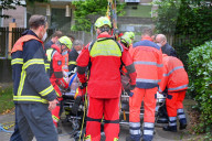NEWS -  Hamburg: Überschwere Person mit dem Feuerwehrkran und den Höhenrettern aus einem Hochhaus geholt