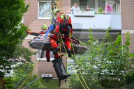 NEWS -  Hamburg: Überschwere Person mit dem Feuerwehrkran und den Höhenrettern aus einem Hochhaus geholt