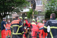 NEWS -  Hamburg: Überschwere Person mit dem Feuerwehrkran und den Höhenrettern aus einem Hochhaus geholt