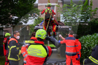 NEWS -  Hamburg: Überschwere Person mit dem Feuerwehrkran und den Höhenrettern aus einem Hochhaus geholt