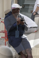 PEOPLE - Seal spaziert mit seiner Freundin durch Saint Tropez