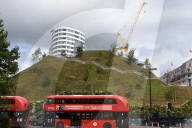 NEWS - London macht sich hässlich: Neuer Kunsthügel am Marble Arch