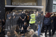 NEWS - Coronavirus: Impfgegner demonstrieren vor dem BBC-Büro in White City, West-London