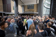 NEWS - Coronavirus: Impfgegner demonstrieren vor dem BBC-Büro in White City, West-London