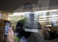 NEWS - Coronavirus: Impfgegner demonstrieren vor dem BBC-Büro in White City, West-London