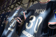 FUSSBALL - Fans von Lionel Messi kaufen das neue PSG-Trikot