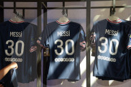 FUSSBALL - Fans von Lionel Messi kaufen das neue PSG-Trikot