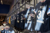 FUSSBALL - Fans von Lionel Messi kaufen das neue PSG-Trikot