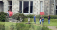PEOPLE - Dreharbeiten zur Netflix-Serie "The Crown" in Schottland