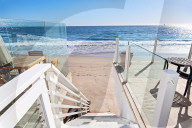 PEOPLE - Paris Hilton hat ein zweistöckiges Strandhaus in Malibu für 8,4 Millionen Dollar gekauft