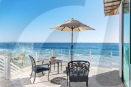 PEOPLE - Paris Hilton hat ein zweistöckiges Strandhaus in Malibu für 8,4 Millionen Dollar gekauft