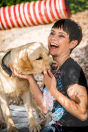 PORTRAIT - Francine Jordi besucht Tierheim in Gossau (Juli 2021)