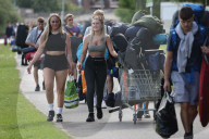 NEWS - Festivalbesucher treffen in Scharen zum Reading Festival am Wochenenden in Berkshire ein