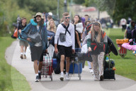 NEWS - Festivalbesucher treffen in Scharen zum Reading Festival am Wochenenden in Berkshire ein