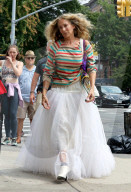 PEOPLE - Sarah Jessica Parker trägt weissen Tüll bei Dreharbeiten zu "And Just Like That"