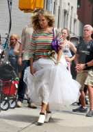 PEOPLE - Sarah Jessica Parker trägt weissen Tüll bei Dreharbeiten zu "And Just Like That"