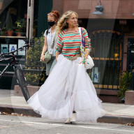 PEOPLE - Sarah Jessica Parker trägt weissen Tüll bei Dreharbeiten zu "And Just Like That"