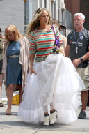 PEOPLE - Sarah Jessica Parker trägt weissen Tüll bei Dreharbeiten zu "And Just Like That"