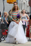 PEOPLE - Sarah Jessica Parker trägt weissen Tüll bei Dreharbeiten zu "And Just Like That"