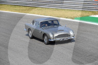 NEWS - Ex-Formel 1 Rennfahrer Nico Hülkenberg fährt im Aston Martin DB5 von James Bond über den kurs in Monza