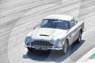 NEWS - Ex-Formel 1 Rennfahrer Nico Hülkenberg fährt im Aston Martin DB5 von James Bond über den kurs in Monza