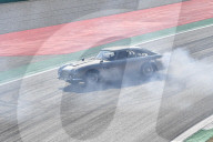 NEWS - Ex-Formel 1 Rennfahrer Nico Hülkenberg fährt im Aston Martin DB5 von James Bond über den kurs in Monza