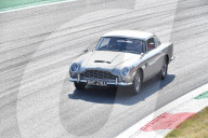NEWS - Ex-Formel 1 Rennfahrer Nico Hülkenberg fährt im Aston Martin DB5 von James Bond über den kurs in Monza