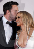PEOPLE - Filmfestival Venedig: Jennifer Lopez und Ben Affleck auf dem roten Teppich von "Das letzte Duell" 