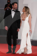 PEOPLE - Filmfestival Venedig: Jennifer Lopez und Ben Affleck auf dem roten Teppich von "Das letzte Duell" 