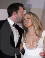 PEOPLE - Filmfestival Venedig: Jennifer Lopez und Ben Affleck auf dem roten Teppich von "Das letzte Duell" 