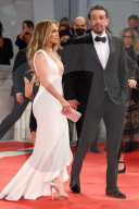 PEOPLE - Filmfestival Venedig: Jennifer Lopez und Ben Affleck auf dem roten Teppich von "Das letzte Duell" 