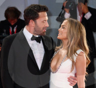 PEOPLE - Filmfestival Venedig: Jennifer Lopez und Ben Affleck auf dem roten Teppich von "Das letzte Duell" 